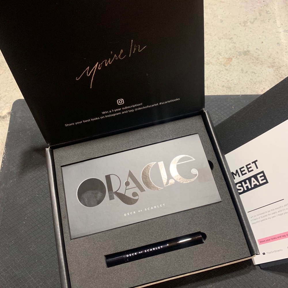 Deck of Scarlet ORACLE eyeshadow palette